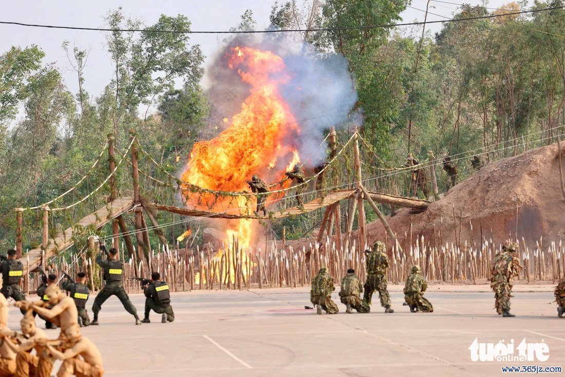 Cảnh sát chống khủng bố phô diễn sức mạnh， võ thuật trong lễ bế giảng khóa huấn luyện - Ảnh 1.