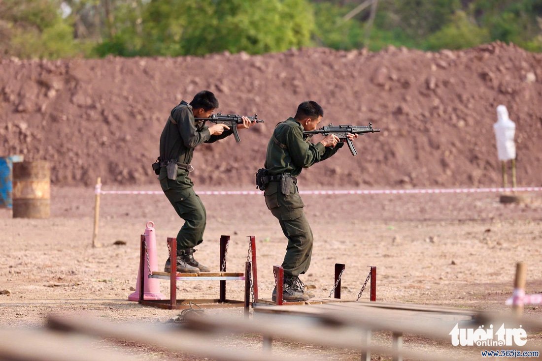 Cảnh sát chống khủng bố phô diễn sức mạnh， võ thuật trong lễ bế giảng khóa huấn luyện - Ảnh 9.