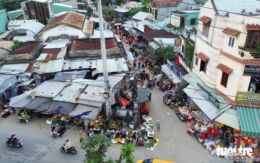 Họp chợ đông vui buổi chiều， thương nhớ chợ quê ngày cận Tết - Ảnh 1.