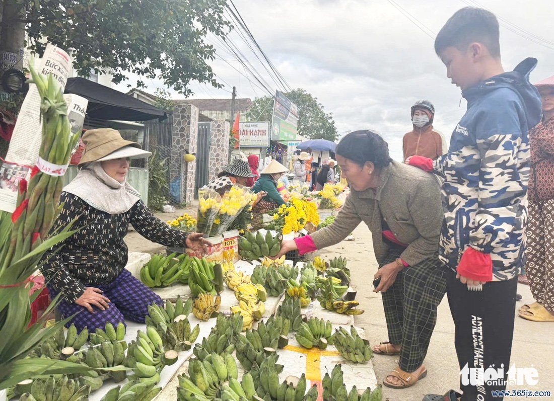 Họp chợ đông vui buổi chiều， thương nhớ chợ quê ngày cận Tết - Ảnh 5.