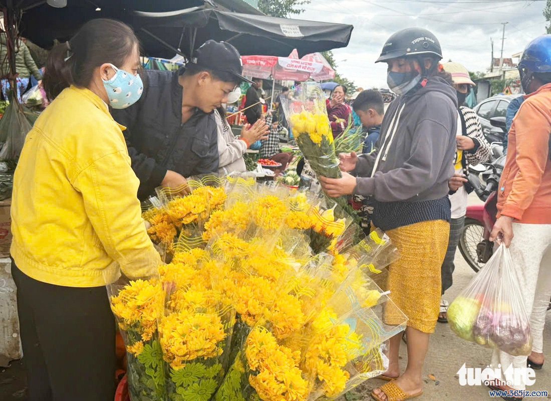 Họp chợ đông vui buổi chiều， thương nhớ chợ quê ngày cận Tết - Ảnh 12.