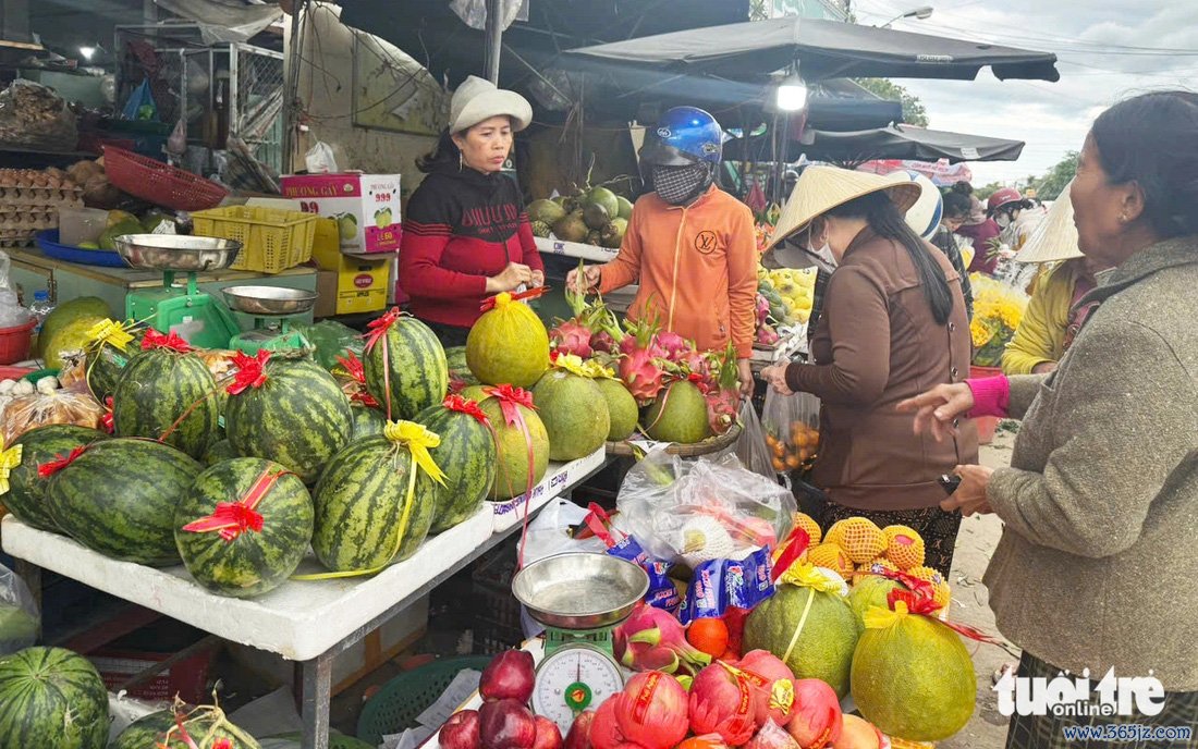 Họp chợ đông vui buổi chiều， thương nhớ chợ quê ngày cận Tết - Ảnh 10.