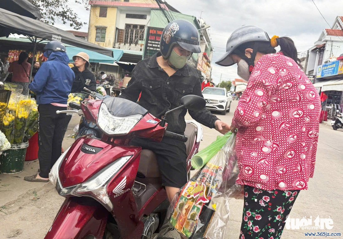 Họp chợ đông vui buổi chiều， thương nhớ chợ quê ngày cận Tết - Ảnh 8.