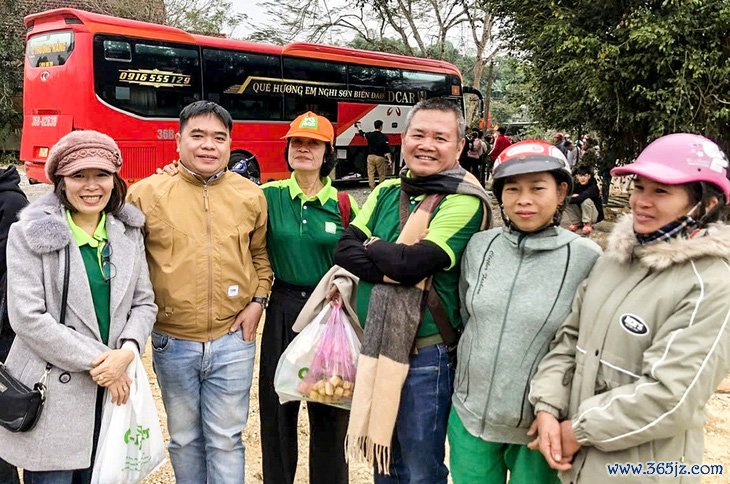 Giám đốc, chủ tịch công đoàn đến nhà chúc Tết, lo xe đón công nhân trở lại - Ảnh 1.